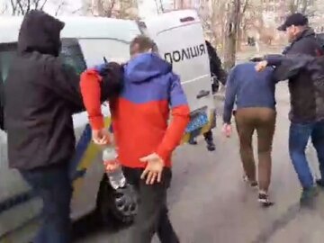 "Повалили жінку на землю і штовхали ногами": в Одесі банда підлітків нападає на людей, фото