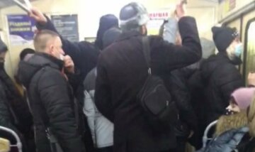 "20 людей на квадратний метр": харків'яни обурилися дистанцією "в метро по 8", фото