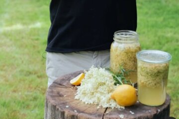 Освежит этим летом: "Мастер Шеф" Ярославский дал рецепт легкого напитка с домашним сиропом и лимоном