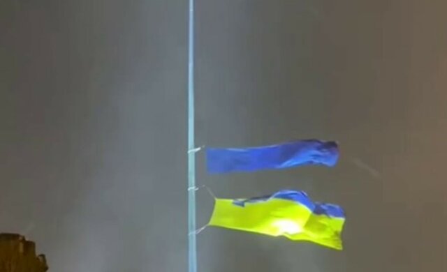 У Харкові вітер розірвав прапор України на найвищому флагштоку: сумні кадри