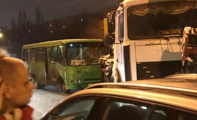 Вантажівка влетіла в маршрутку з людьми: кадри і деталі з місця аварії в Харкові