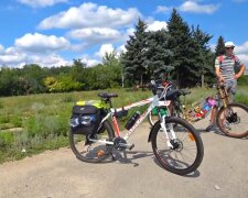 Украинец проехал почти 600 км на велосипеде, играя на дудке гимн: "Умею лучше всего"