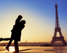www.GetBg.net_2017Love_A_couple_in_love_in_Paris_111517_