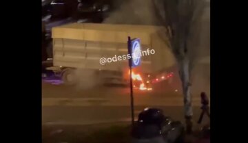 Вибухнула і загорілася посеред дороги: НП з фурою потрапило на відео в Одесі