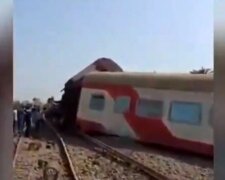 Поезд с пассажирами сошел с рельсов, более сотни раненых и много погибших: детали и кадры с места трагедии