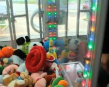 8-річна дівчинка опинилася в лікарні через автомат з іграшками: деталі НП у Тернополі