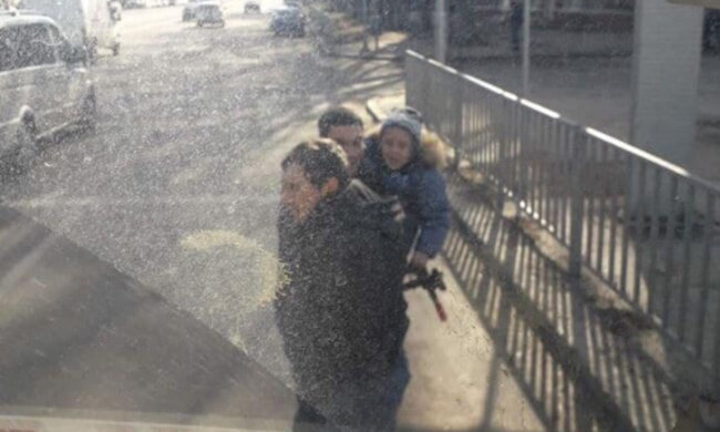 Розгромили маршрутку: у Дніпрі розшукують неадекватних хуліганів, фото