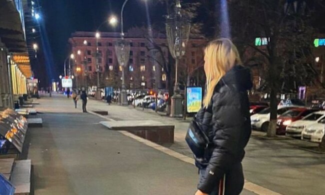 В центре Харькова девушка гуляла со львом, фото: "Обычное дело на площади Свободы"