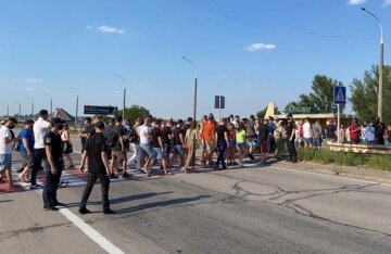 Украинцы взбунтовались с требованием смягчить карантин: перекрыт мост, кадры