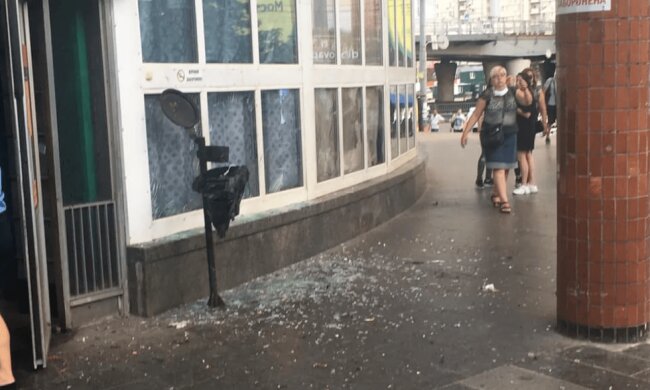 Вибух прогримів на вході в метро в Києві, є постраждалий: кадри з місця НП