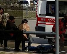 Люди байдуже спостерігають: трагедія трапилася з чоловіком біля метро в Харкові, кадри