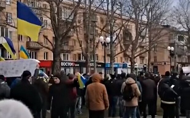 Українців розчулило фото хлопчика, який грав на руїнах на Херсонщині: