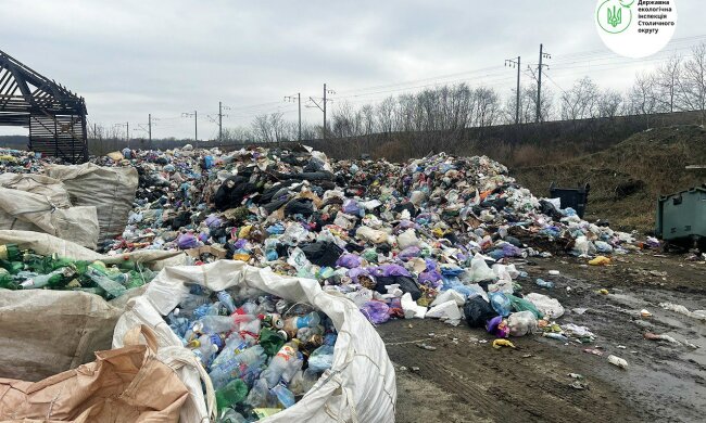 В Киеве обнаружили огромную нелегальную свалку: объем оценивают более чем в 4 тысячи кубометров мусора