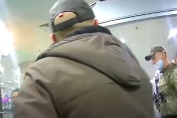 "Кинувся на людей, лаючись і погрожуючи": неадекват влаштував дебош в аеропорту, відео