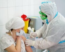 У Києві лікарі масово відмовилися робити щеплення від коронавірусу: "з 24 співробітників тільки двоє..."