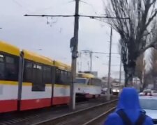 БМВ перекрило рух трамваїв в Одесі: відео транспортного колапсу