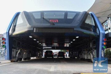 Чудо техники: в Китае испытали первый в мире надземный автобус (фото)