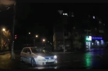 В Киеве наглому водителю прилетело за нарушение правил на дороге, видео: "Столбы знают свое дело"