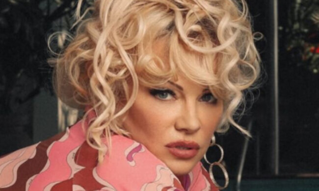 Фигуристая Памела Андерсон в нижнем белье побаловала себя на кухне: "Все сразу..."