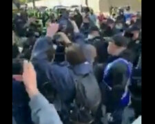 «Привет из 2013-го»: полицейские пошли в атаку под Кабмином, кадры происходящего на «антикарантинном Майдане»