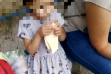 По Києву бродить брудна і голодна дівчинка, відео: "Рада шматку хліба"