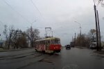 Трамвай сошел с рельсов и едва не зацепил авто: видео "дрифта" в Харькове