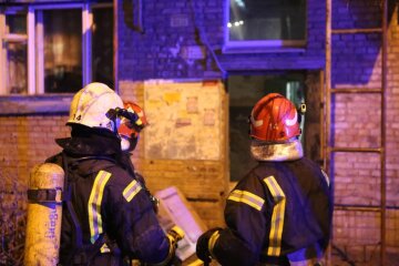 Мощный пожар вспыхнул в жилом доме Киева, что известно о жертвах: первые подробности и кадры