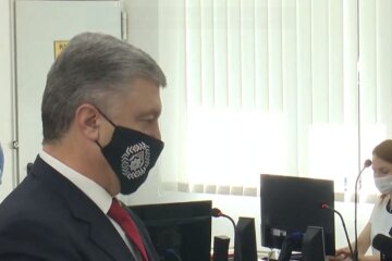 Истощенного Порошенко допрашивают по сдаче Крыма и госизмене, кадры из суда: "Я делал все..."