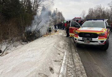 Авто спалахнуло після ДТП на українській трасі, всередині застряг водій: деталі і фото трагедії
