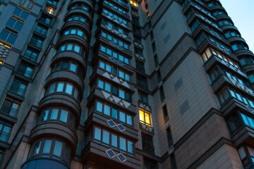 Дитина алкоголічки випала з вікна під Києвом: жахливі кадри