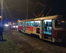 Пасажирці трамвая каменем розбили голову в Харкові: подробиці і фото з місця кричущого інциденту
