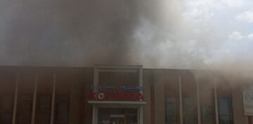 Пожежа охопила торговий центр на Одещині: кадри з місця НП
