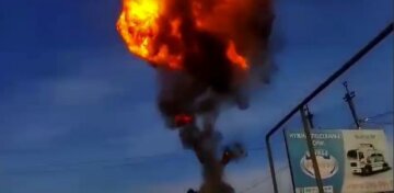 "Огонь перекинулся на соседнее здание": момент взрыва цистерны с пропаном попал на видео
