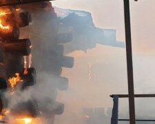 На Харківщині рятувальники вступили в бій з вогнем, пожежа розтягнулася майже на 7 годин: кадри масштабної НП