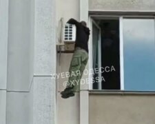 "Я атовець, захищаю Україну": в Одесі чоловік погрожував викинутися з вікна ОДА, відео