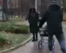 "Приятное с полезным": в Харькове "папаша" вышел гулять на коньках с детской коляской, кадры
