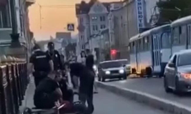Неадекватный велосипедист напугал харьковчан в центре города: "размахивал ножом и..."