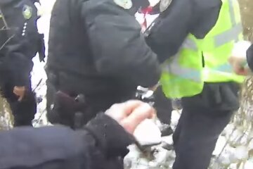 Жінка провалилася під лід разом із собакою у Києві, відео: на допомогу кинулася поліція