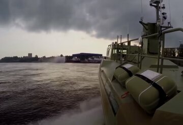 "Давай, Петрович": катер оккупантов отправили на дно под Мариуполем, появилось видео