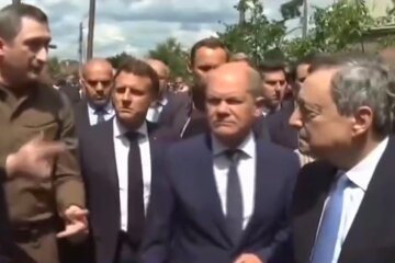 "Ось і можливість побачити обличчя Путіна": Макрона і Шольца привезли на руїни Ірпеня, відео