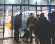 На Харківщині чоловік влаштував переполох у магазині: людей евакуювали, кадри