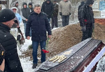 Сиротами остались двое детей: в Одесской области люди на коленях попрощались из защитником Украины, фото