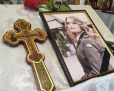 "Покойся с миром, Каринка": украинцы простились с 22-летней защитницей, павшей на Донбассе