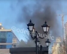 Пожежа охопила ресторан в Одесі, клуби чорного диму видно здалеку: відео НП
