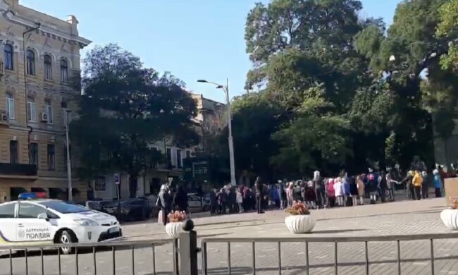 ЧП в одесской школе, детей срочно вывели на улицу: кадры происходящего