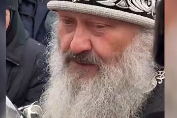Митрополит УПЦ МП Павел поспорил возле Лавры, кадры: "Вы клеветники"