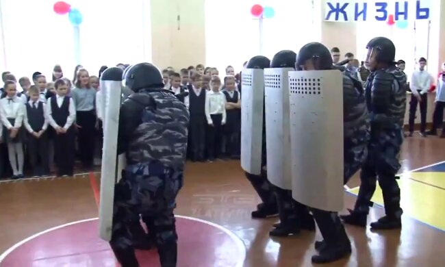 Російським дітям показали їх майбутнє за Путіна: "або ОМОН, або..."