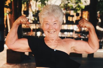74-летняя женщина решила похудеть и стала фитнес-моделью: кадры перевоплощения