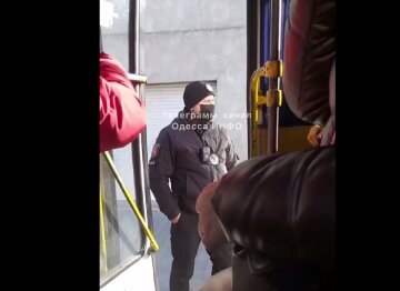 В Одесі копи увірвалися в забиту маршрутку і отримали купу прокленів, відео: "За людей ніхто не думає"