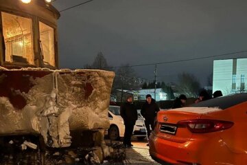 Легковушка попала под трамвай-снегоочиститель в Харькове: кадры с места ДТП